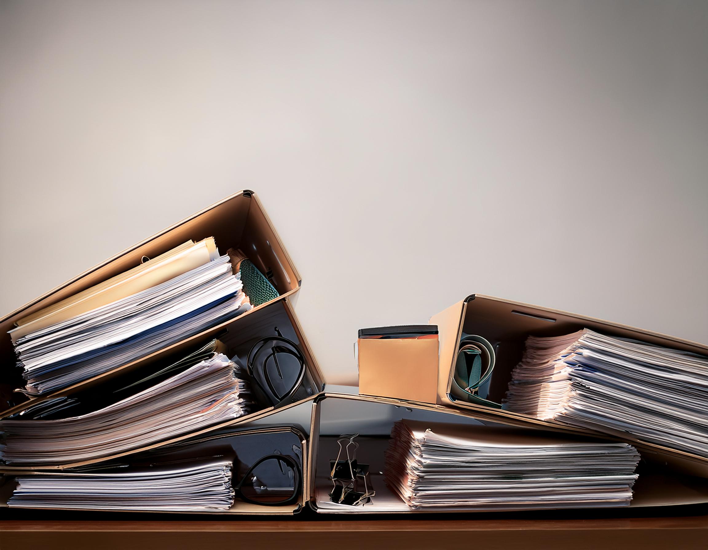 Steuerdokumente und Aktenordner auf einem Schreibtisch